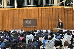 岡谷南高校の進路講演会で体育館で講話を聞く生徒たち