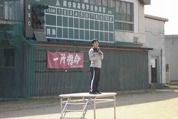 岡谷南高校のクラスマッチ開会式で生徒に向けて挨拶を行う様子