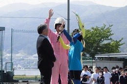 岡谷南高校のクラスマッチ開会式で応援パフォーマンスを行う生徒