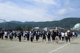 岡谷南高校のクラスマッチ開会式でグラウンドに整列する生徒たち