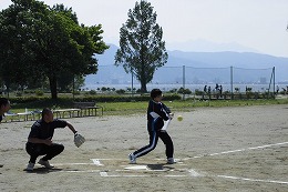 岡谷南高校のクラスマッチでソフトボール競技を行う生徒たち