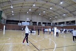 岡谷南高校のクラスマッチで体育館で競技に参加する生徒たち