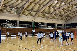 岡谷南高校のクラスマッチで体育館でバレーボール競技を行う生徒たち