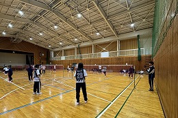 岡谷南高校のクラスマッチで体育館でバドミントン競技を行う生徒たち
