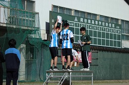 岡谷南高校のクラスマッチでグラウンドで表彰を受ける生徒たち