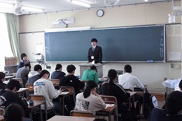 岡谷南高校の先輩と語る会で教育実習生の話を聞く1年生