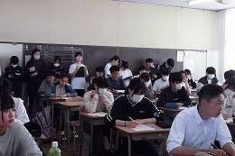 岡谷南高校の先輩と語る会で教室で話を聞く1年生