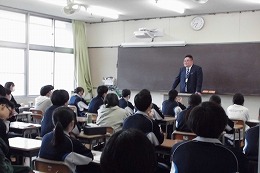 岡谷南高校の先輩と語る会で教育実習生の話を聞く2年生