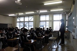 岡谷南高校の先輩と語る会で教室で講話を聞く2年生