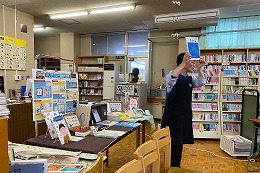 岡谷南高校のバリアフリー講習会で図書館で説明を行う講師