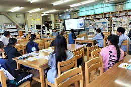 岡谷南高校のバリアフリー講習会で講師の説明を聞く生徒たち