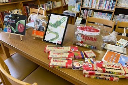 岡谷南高校のバリアフリー講習会で展示された書籍と教材