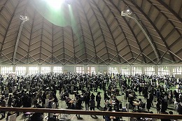 岡谷南高校の進学相談会でやまびこドームに集まる大学相談ブースの様子