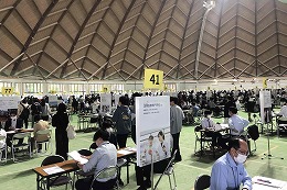 岡谷南高校の進学相談会で大学ブースで説明を受ける生徒たち