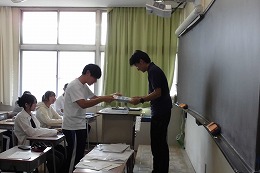 岡谷南高校の教育実習で実習生が授業を行う教室の様子