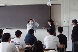 岡谷南高校の教育実習で実習生の授業を受ける生徒たち