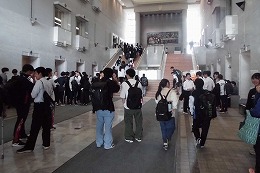 岡谷南高校の教育実習終了後に岡谷市文化会館へ向かう生徒たち