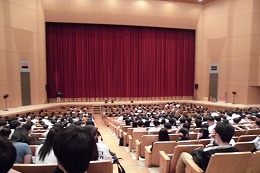 岡谷南高校の芸術鑑賞会で舞台を観覧する生徒たち