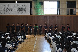 岡谷南高校の壮行会で北信越大会出場選手が整列する様子