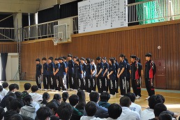 岡谷南高校の壮行会で北信越大会出場選手が紹介される様子