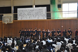 岡谷南高校の壮行会で大会出場クラブの生徒が整列する様子