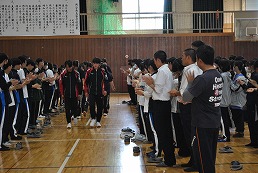 岡谷南高校の壮行会で生徒たちが拍手で選手を激励する様子