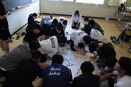 岡谷南高校の南高祭前夜祭の準備で装飾制作に取り組む生徒たち