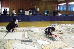 岡谷南高校の南高祭前夜祭の準備で体育館に装飾を制作する生徒たち