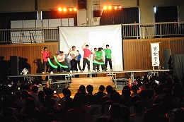 岡谷南高校の南高祭前夜祭でステージ企画を披露する生徒たち