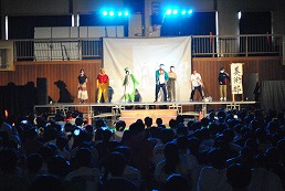 岡谷南高校の南高祭前夜祭でステージ発表を行う生徒たち