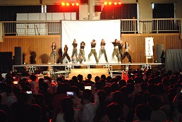 岡谷南高校の南高祭前夜祭でダンスパフォーマンスを披露する生徒たち