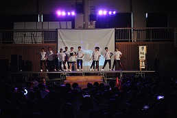 岡谷南高校の南高祭前夜祭でステージ企画を発表する生徒たち