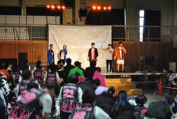 岡谷南高校の南高祭で体育館ステージ発表を観覧する生徒たち