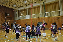 岡谷南高校の南高祭で小体育館で競技を行う生徒たち