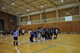 岡谷南高校の南高祭で小体育館で競技に参加する生徒たち