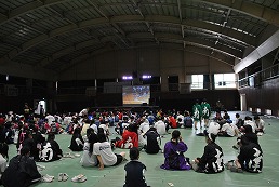 岡谷南高校の南高祭で体育館スクリーンで競技の様子を観覧する生徒たち