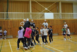 岡谷南高校の南高祭で小体育館で競技を楽しむ生徒たち