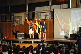 岡谷南高校の南高祭で体育館ステージ発表を行う生徒たち