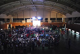 岡谷南高校の南高祭で体育館に集まりイベントを楽しむ生徒たち