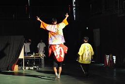 岡谷南高校の南高祭でステージ発表を行う生徒