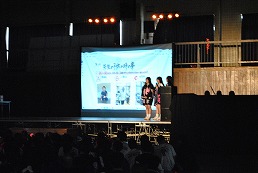 岡谷南高校の南高祭でステージ企画を披露する生徒たち