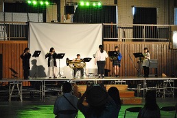 岡谷南高校の南高祭でステージ発表を行う生徒たち