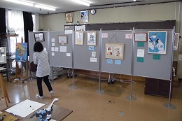 岡谷南高校の南高祭で展示作品を見学する来場者