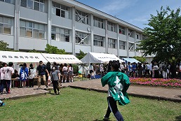 岡谷南高校の南高祭で校庭に設けられた模擬店の様子