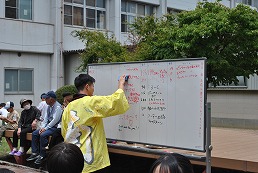 岡谷南高校の南高祭でクラス企画の説明を行う生徒