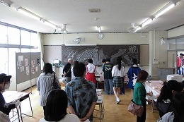 岡谷南高校の南高祭で教室企画に参加する来場者