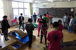 岡谷南高校の南高祭で教室企画を運営する生徒たち