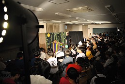 岡谷南高校の南高祭で体育館ステージ発表を観覧する来場者