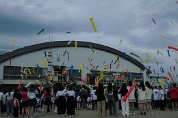 岡谷南高校の南高祭で校庭に集まりバルーンを飛ばす生徒たち