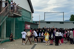 岡谷南高校の南高祭で校舎から企画に参加する生徒たち